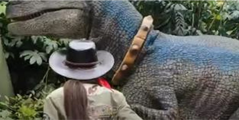 誘導するMCスタッフも冒険家の格好で雰囲気を演出します。-リアル恐竜スペシャルライブ！